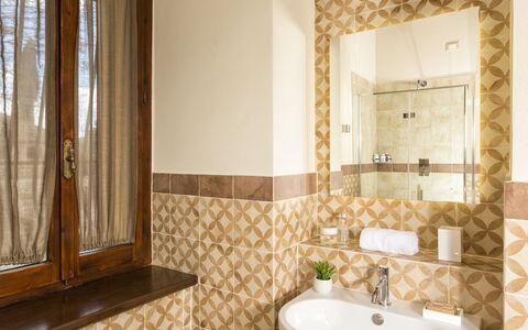 Villa Pianoia: Arreglo De Tubería, Grifo, Propiedad, Espejo, Lavabo, Baño, Lavabo Del Baño, Planta, Diseño De Interiores, Madera