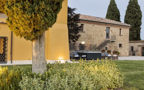 Villa Pianoia: Planta, Cielo, Propiedad, Edificio, Ventana, Árbol, El Terreno Del Lote, Vegetación, Amarillo, Hierba