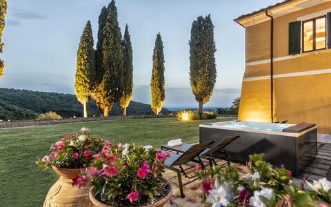 Villa Pianoia: Flor, Planta, Cielo, Propiedad, Maceta, Ventana, Edificio, Botánica, Nube, Árbol