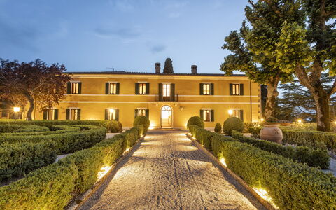 Villa Pianoia: Cielo, Planta, Edificio, Árbol, Nube, Casa, Ventana, Hierba, Paisaje, Barrio Residencial