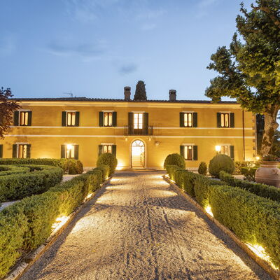 Villa Pianoia: Cielo, Planta, Edificio, Árbol, Nube, Casa, Ventana, Hierba, Paisaje, Barrio Residencial