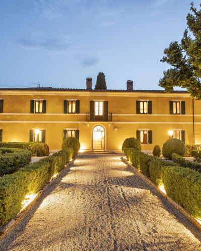 Villa Pianoia: Cielo, Planta, Edificio, Árbol, Nube, Casa, Ventana, Hierba, Paisaje, Barrio Residencial