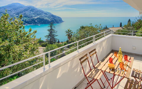 Casa Grande Mare - Levanto: Cielo, Agua, Tiempo De Día, Propiedad, Nube, Azur, Edificio, Cerca, Madera, Costeras Y Los Accidentes Geográficos Oceánico