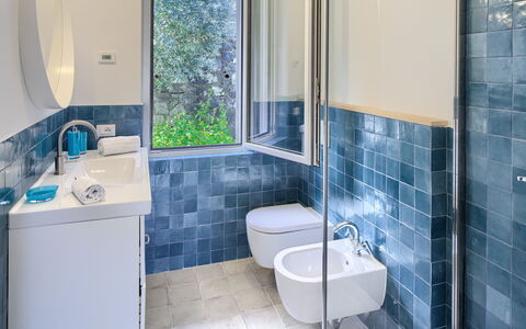 Casa Grande Mare - Levanto: Arreglo De Tubería, Púrpura, Grifo, Baño, Azul, Azur, Lavabo, Lavabo Del Baño, Diseño De Interiores