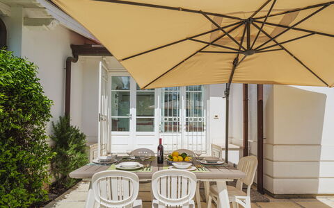 Villa Clara: Agua, Planta, Cielo, Propiedad, Nube, Piscina, Azur, Árbol, Mueble Para Exteriores, Sombra