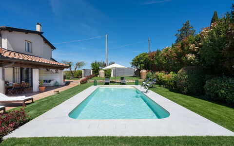 Villa Di Pillo: Planta, Cielo, Agua, Propiedad, Árbol, Ocio, Nube, Piscina, Hierba, Barrio Residencial