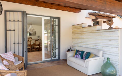 Villa Di Pillo: Propiedad, Madera, Comodidad, Puerta, Diseño De Interiores, Sala, Lámpara, Suelo, Piso, Pared