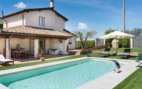 Villa Di Pillo: Agua, Nube, Cielo, Planta, Propiedad, Edificio, Piscina, Ventana, Azur, Silla