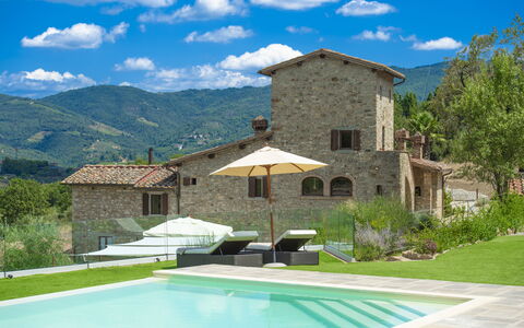 La Torre Di Panzano: Nube, Planta, Edificio, Propiedad, Cielo, Agua, Azur, Azul, Sombra, Arquitectura