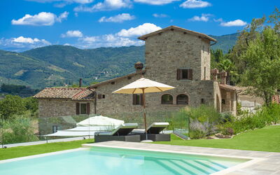 La Torre Di Panzano: Nube, Planta, Edificio, Propiedad, Cielo, Agua, Azur, Azul, Sombra, Arquitectura