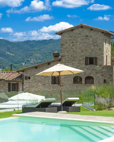 La Torre Di Panzano: Nube, Planta, Edificio, Propiedad, Cielo, Agua, Azur, Azul, Sombra, Arquitectura