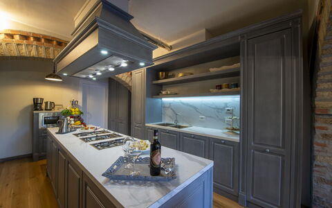 Bella Di Panzano: Gabinetes, Mostrador, Propiedad, Grifo, Lavabo, Cocina, Edificio, Madera, Estufa De Cocina, Piso