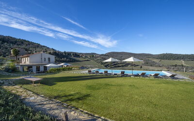 Bella Di Panzano: Cielo, Nube, Planta, Montaña, Tierras Altas, El Terreno Del Lote, Hierba, Ventana, Paisaje Natural, Pradera