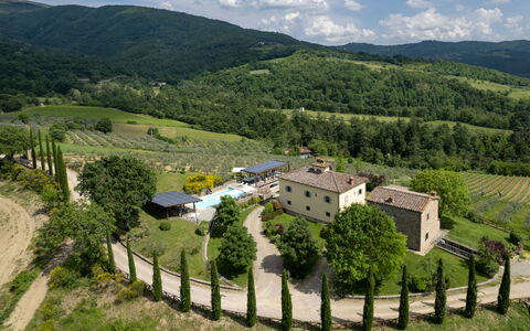Villa Castelluccio - Arezzo, Toscana: Planta, Nube, Cielo, Edificio, Paisaje Natural, Árbol, Casa, Tierras Altas, El Terreno Del Lote, Vegetación