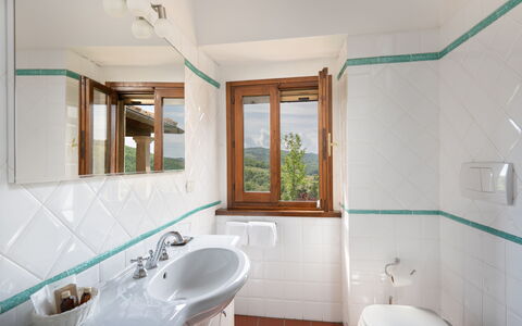 Villa Castelluccio - Arezzo, Toscana: Espejo, Arreglo De Tubería, Grifo, Propiedad, Lavabo, Lavabo Del Baño, Azur, Baño, Diseño De Interiores, Madera