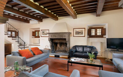 Castelluccio Quadri - Arezzo, Toscana: Sofá, Propiedad, Mesa, Mueble, Marco, Madera, Sala, Diseño De Interiores, Encendiendo, Sofá Cama