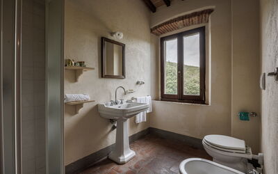 Molino Felice Apartments Trilo Primo Piano - Arezz: Arreglo De Tubería, Lavabo, Espejo, Grifo, Propiedad, Lavabo Del Baño, Edificio, Ventana, Baño, Púrpura
