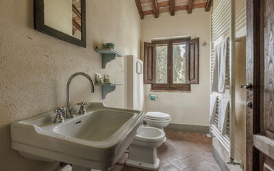 Molino Felice Dependance - Arezzo, Toscana: Grifo, Arreglo De Tubería, Espejo, Lavabo, Propiedad, Lavabo Del Baño, Mueble De Baño, Baño, Madera, Diseño De Interiores