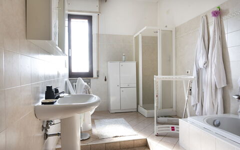 Casa Della Selce: Espejo, Arreglo De Tubería, Grifo, Lavabo, Baño, Bañera, Puerta, Edificio, Madera