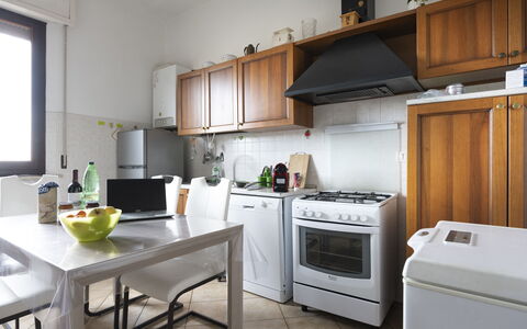 Casa Della Selce: Propiedad, Gabinetes, Blanco, Mostrador, Aparato De Cocina, Estufa De Cocina, Cocina, Ventana, Electrodoméstico, Estufa De Gas