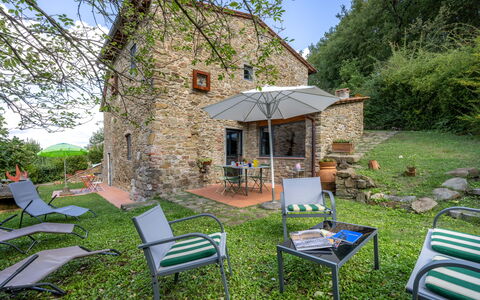 Casa Bosco D'arte Holiday Home , Greve In Chianti,: Cabaña, Jardín, Casa De Campo, Inmuebles, Mueble Para Exteriores, Yarda, Patio Interior, Paisajismo, Villa, Eco Hotel