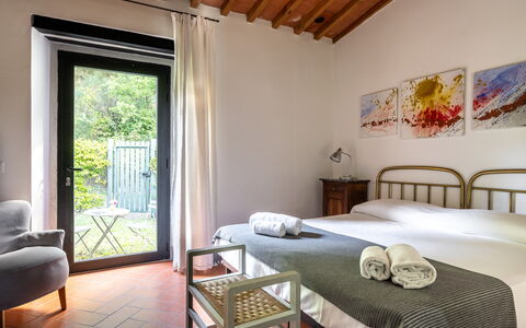 Casa Bosco D'arte Holiday Home , Greve In Chianti,: Pared, Mueble, Casa, Departamento, Habitación, Cama, Habitación, Marco, Marco De La Cama, Silla