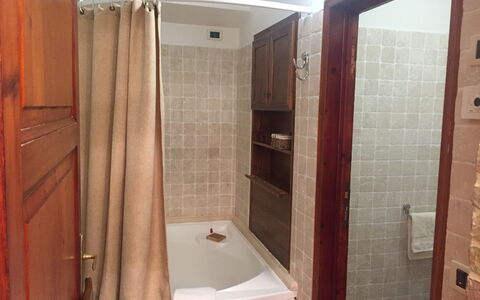 Villa Fulvia: Marrón, Arreglo De Tubería, Bañera, Cortina De La Ducha, Barra De La Ducha, Baño, Alcachofa De La Ducha, Ducha, Edificio