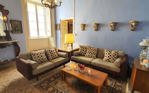 Residenza Otello: Marrón, Mesa, Marco, Sofá, Mueble, Propiedad, Planta, Madera, Amarillo, Diseño De Interiores