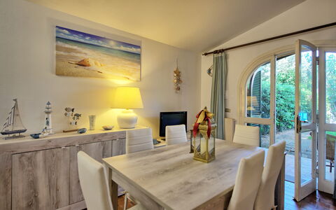 Le Dune: Mesa, Mueble, Silla, Planta, Edificio, Marco, Diseño De Interiores, Madera, Suelo, Casa