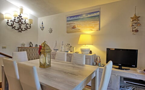 Le Dune: Mesa, Mueble, Propiedad, Edificio, Diseño De Interiores, Madera, Escritorio, Casa, Silla