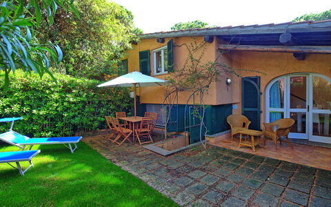 Le Dune: Planta, Mueble, Mesa, Edificio, Propiedad, Ventana, Verde, Silla, Árbol, Mueble Para Exteriores