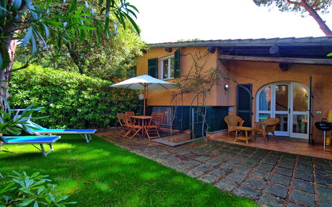 Le Dune: Mueble, Planta, Propiedad, Cielo, Naturaleza, Azur, Edificio, Mueble Para Exteriores, Árbol, Sombra