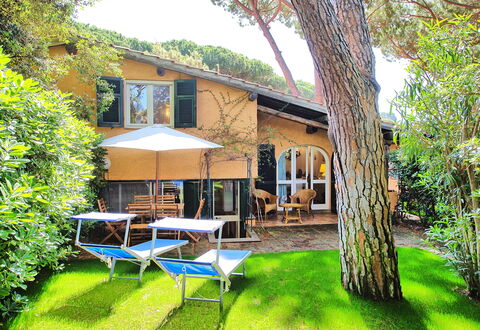 Le Dune: Planta, Propiedad, Edificio, Ventana, Árbol, Cielo, Sombra, Silla, Mueble Para Exteriores, Paraguas