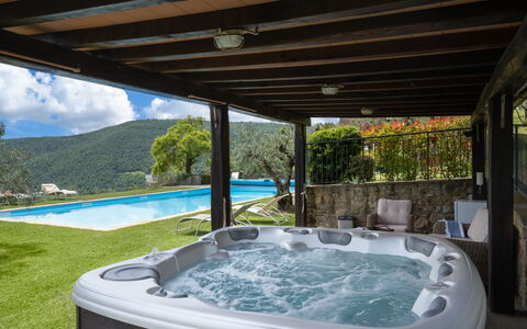 Villa Olivi - Subbiano, Toscana, Pool And Nature: Agua, Planta, Propiedad, Bañera, Piscina, Edificio, Azur, Sombra, Diseño De Interiores, Jacuzzi