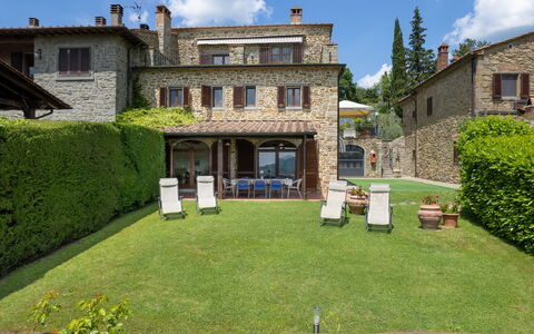 Villa Olivi - Subbiano, Toscana, Pool And Nature: Planta, Nube, Cielo, Propiedad, Ventana, Edificio, El Terreno Del Lote, Hierba, Barrio Residencial, Cabaña