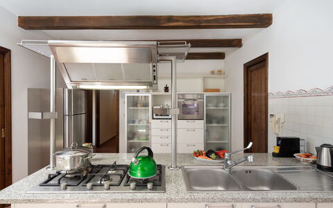 Villa Olivi - Subbiano, Toscana, Pool And Nature: Mostrador, Gabinetes, Grifo, Edificio, Lavabo, Cocina, Arreglo De Tubería, Puerta, Estufa De Cocina, Piso