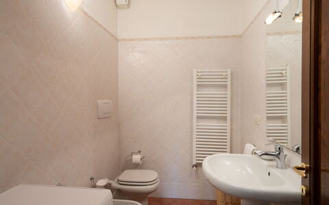 Villa Olivi - Subbiano, Toscana, Pool And Nature: Grifo, Lavabo, Arreglo De Tubería, Lavabo Del Baño, Edificio, Baño, Espejo, Encendiendo, Arquitectura, Diseño De Interiores