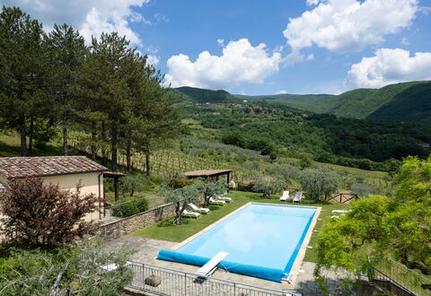 Villa Olivi - Subbiano, Toscana, Pool And Nature: Planta, Agua, Nube, Cielo, Propiedad, Piscina, Azur, Árbol, Paisaje Natural, Montaña