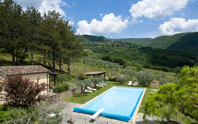 Villa Olivi - Subbiano, Toscana, Pool And Nature: Planta, Agua, Nube, Cielo, Propiedad, Piscina, Azur, Árbol, Paisaje Natural, Montaña
