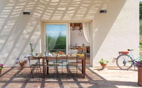 Villa Le Selve: Bicicleta, Rueda, Propiedad, Mueble, Planta, Mesa, Rueda De Bicicleta, Madera, Flor