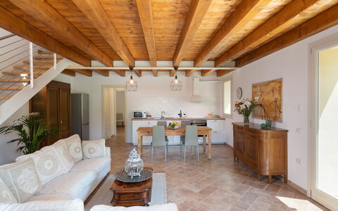 Villa Le Selve: Mueble, Mesa, Propiedad, Sofá, Planta De Casa, Planta, Madera, Diseño De Interiores, Suelo, Sala