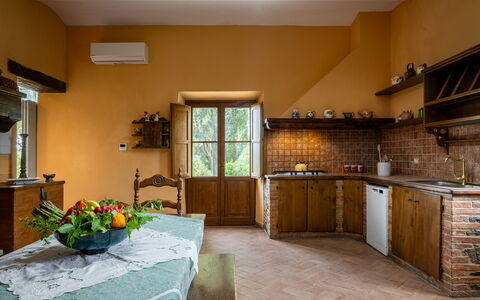 Villa Belvedere - Ambra: Mueble, Diseño De Interiores, Pared, Piso, Madera, Cocina, Techo, Suelo, Habitación, Casa