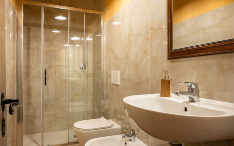 Villa Belvedere - Ambra: Baño, Arreglo De Tubería, Piso, Lavabo Del Baño, Pared, Diseño De Interiores, Lavabo, Suelo, Grifo, Espejo
