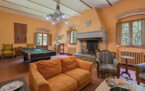 Belvedere - Falceto, Ambra, Toscana: Mueble, Sofá, Propiedad, Mesa, Madera, Diseño De Interiores, Ventana, Encendiendo, Sala, Edificio