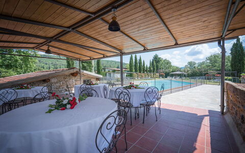 Mulino Al Suono - Badia Agnano, Toscana: Mesa, Mueble, Silla, Planta, Sombra, Árbol, Diseño De Interiores, Mueble Para Exteriores, Maceta, Agua