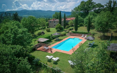 Borgo La Casina - Badia Agnano, Toscana: Nube, Cielo, Planta, Árbol, Paisaje Natural, Diseño Urbano, Piscina, Hierba, Paisaje, Ocio