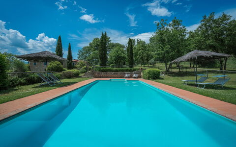 Borgo La Casina - Badia Agnano, Toscana: Agua, Nube, Planta, Propiedad, Cielo, Piscina, Azur, Azul, Árbol, Sombra