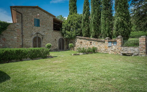 Borgo La Casina - Badia Agnano, Toscana: Planta, Cielo, Propiedad, Nube, Paisaje Natural, Árbol, El Terreno Del Lote, Vegetación, Arquitectura, Ventana