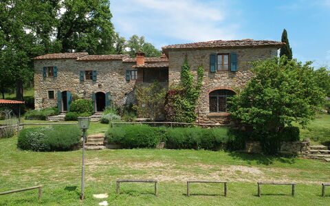 Borgo La Casina - Badia Agnano, Toscana: Planta, Cielo, Nube, Ventana, Árbol, El Terreno Del Lote, Hierba, Paisaje Natural, Bienes Raíces, Cabaña