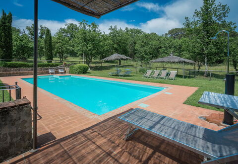 Borgo La Casina - Badia Agnano, Toscana: Agua, Cielo, Propiedad, Planta, Piscina, Edificio, Nube, Sombra, Azur, Árbol